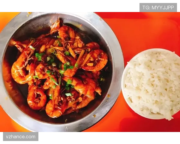 杨瀚森训练间歇掏出几个小零食，看着队友都惊了…这“真行”还能“带饭”？